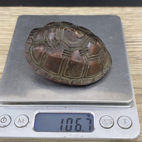 中国の手作りの彫刻が施されたブロンズ製の亀の甲羅の像の装飾品