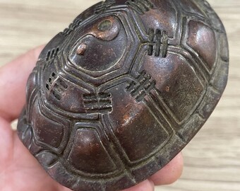 中国の手作りの彫刻が施されたブロンズ製の亀の甲羅の像の装飾品