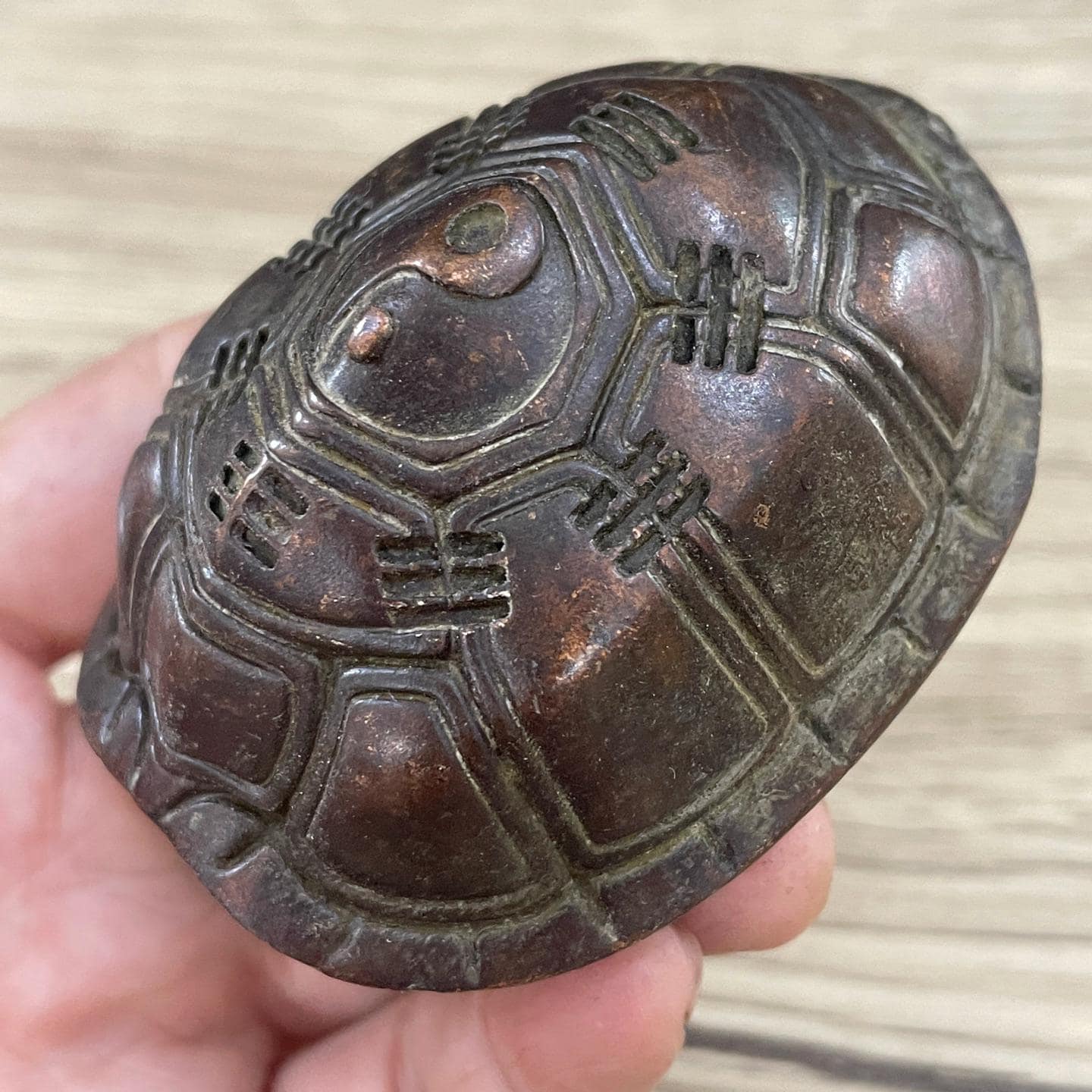 中国の手作りの彫刻が施されたブロンズ製の亀の甲羅の像の装飾品