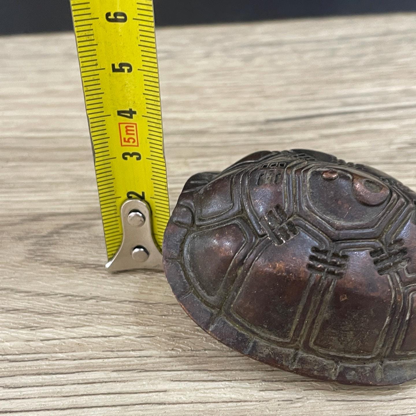 中国の手作りの彫刻が施されたブロンズ製の亀の甲羅の像の装飾品