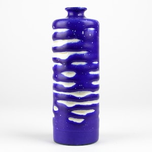 Può includere: Un vaso cilindrico in ceramica blu scuro, ornato da motivi bianchi orizzontali a forma di nuvola. Il vaso ha un collo stretto e una superficie strutturata, con macchie bianche. Un elemento decorativo per l'arredamento della casa, alto circa 25 cm.