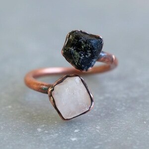 Anello in rame elettroformato: tormalina nera grezza e pietra di luna intrecciata