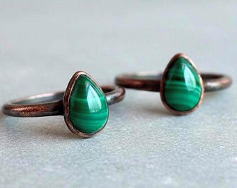 Anel de Malaquita em Formato de Lágrima: Joia Rústica em Cobre Eletroformado, Presente de Cristal