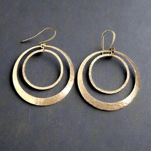 Pendientes de aro de círculo completo — Aros de latón martillado a mano / Joyería minimalista bohemia / Pendientes llamativos y ligeros