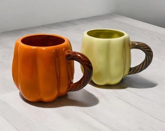 Handgemaakte keramische pompoenmok, melkachtige abrikooskleur, herfstdecor (15 oz)