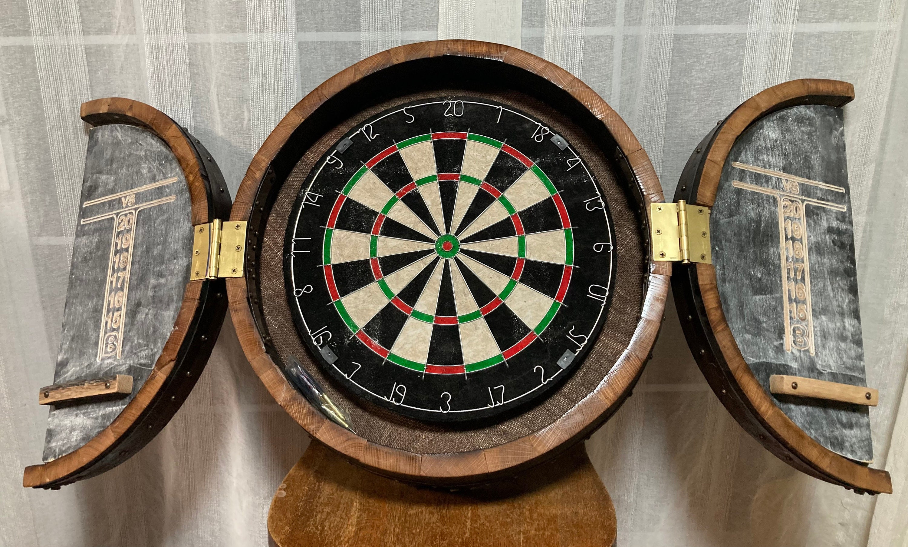 Whiskey Fass Dart Board Schrank