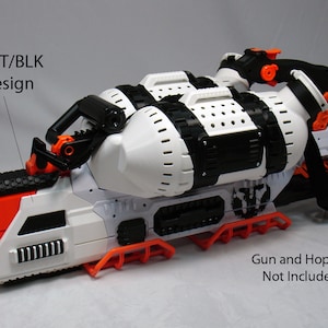 Può includere: Estensione per blaster Nerf stampata in 3D in bianco e nero con manico e impugnatura testurizzata. Pistola e tramoggia non inclusi. WHT/BLK Design.