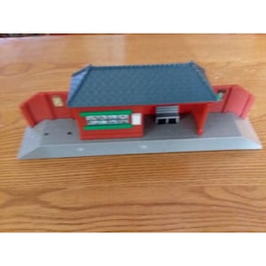 TOMY Thomas & Friends Trackmaster LOWER TIDMOUTH Train Station 2009