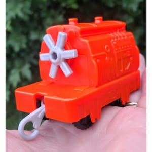 TOMY Trackmaster Thomas & Friends Train car GDV 33 Red  Turning Wheel