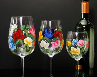 Handbemalte Weingläser, gemischte Blumen, Paar, Wildblumen,
