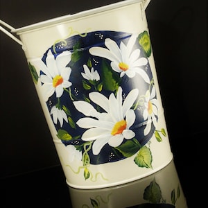 Countertop Compost Bin, kitchen compost bin, Daisy Pattern, Metal Compost Container, Hand painted