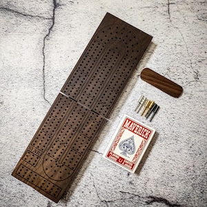 Tableau de voyage pour cribbage | Conseil de cribbage | Planche de cribbage pliante | Cartes et piquets Travellers cribbage | Planche de cribbage pliante | Planche de cribbage