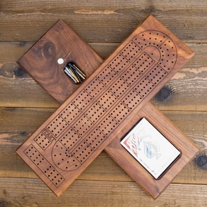 Planche de bébé doublée en noyer | Planche de cribbage | Lignes de mouffette | Rangement de cartes et de chevilles | Mariage Noël Retraite Pendaison de crémaillère | Cadeau