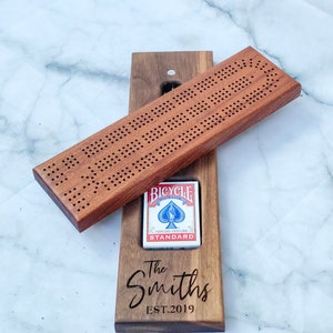 Planche de cribbage personnalisée - Planche de lit de bébé avec gravure personnalisée - Rangement pour cartes et chevilles - Planche de cribbage en bois - Cadeau