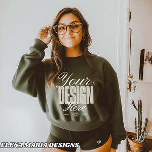 Trendy Plus Size Model Alternative Mockup | Grünes Sweatshirt Mockup | BOHO Ästhetischer Mock