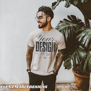 Trendy herenmodel mockup | Crème ivoor T-shirtmodel | BOHO Esthetische mock