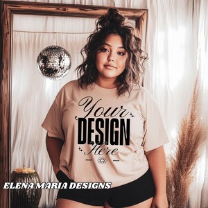 Trendy alternatief model met grote maten | Mockup T-shirt lichtbruin | BOHO Esthetische mock