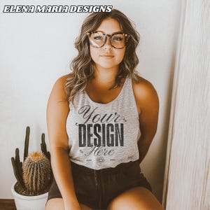 Trendy Western Grau Tank Top Model Mockup | BOHO Ästhetischer Mock