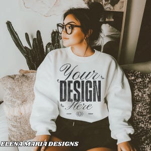 Trendiges weißes Sweatshirt Modell Alternative Mockup | BOHO Ästhetischer Mock