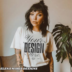 Trendy Cremeweißes T-Shirt Modell Alternative Mockup | T Shirt Mockup | BOHO Ästhetischer Mock