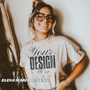 Trendy Plus Size Model Alternative Mockup | Beige Creme T-Shirt Mockup | BOHO Ästhetischer Mock