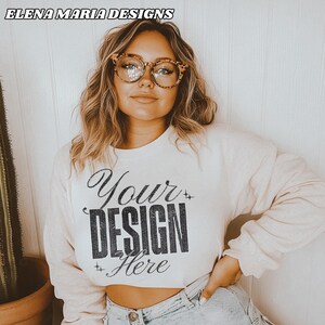 Trendy Western Weiß Creme Crewneck Modell Mockup | BOHO Ästhetischer Mock