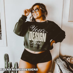 Trendy Plus Size Model Alternative Mockup | Grünes Sweatshirt Mockup | BOHO Ästhetischer Mock