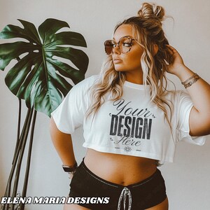 Trendiges weißes Crop Top in Übergröße Model Alternative Mockup | T Shirt Mockup | BOHO Ästhetischer Mock