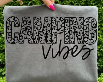 Archivo SVG con estampado de leopardo "Camping Vibes Only" (descarga digital)