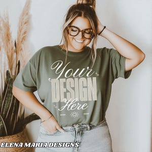 Trendy Plus Size Model Alternative Mockup | Grünes T Shirt Mockup | BOHO Ästhetischer Mock