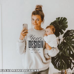 Trendiges Boho Gemütliches Mockup | Adrettes Boho Mockup | Graues Sweatshirt Mockup | Boho
