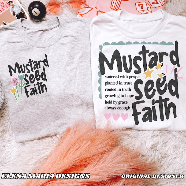 Puede incluir: Dos camisetas con la frase "Mustard Seed Faith" estampada. Una es gris claro con detalles florales, y la otra es blanca con un borde decorativo y texto adicional sobre la fe. Las camisetas est&aacute;n sobre una superficie esponjosa de color melocot&oacute;n.