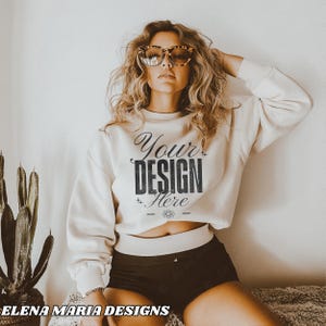 Trendy Plus Size Model Alternative Mockup | Beige Creme Sweatshirt Mockup | BOHO Ästhetischer Mock