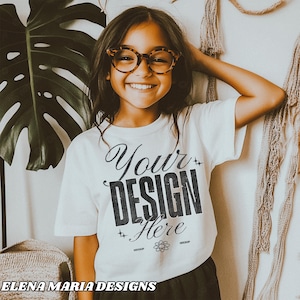 Trendy Kinder Model Mockup | Weißes T-Shirt Mockup | BOHO Ästhetischer Mock