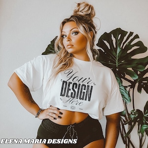 Trendiges weißes Crop Top in Übergröße Model Alternative Mockup | T Shirt Mockup | BOHO Ästhetischer Mock