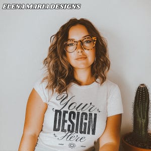 Trendy westerngrijs T-shirtmodel mockup | BOHO Esthetische mock