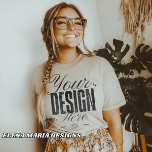 Trendy Plus Size Model Alternative Mockup | Beige T-Shirt Mockup | BOHO Ästhetischer Mock