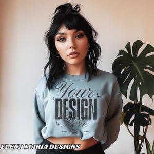 Trendiges blaues Sweatshirt Modell Alternative Mockup | BOHO Ästhetischer Mock
