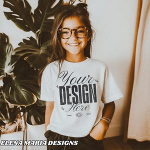 Trendy Kinder Model Mockup | Weißes T-Shirt Mockup | BOHO Ästhetischer Mock