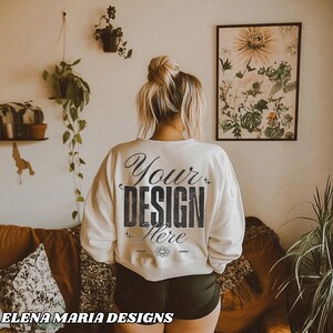 Trendy crèmekleurige sweater aan de achterkant, model alternatief mockup | BOHO Esthetische mock