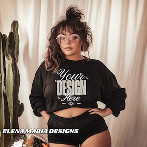 Trendy Plus Size Model Alternative Mockup | Schwarzer Rundhalsausschnitt Mockup | BOHO Ästhetischer Mock