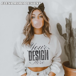 Trendy Krokette Creme Crewneck Modell Mockup | BOHO Ästhetischer Mock