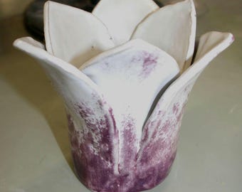 Plantilla imprimible de cerámica e instrucciones para hacer una maceta con forma de tulipán.