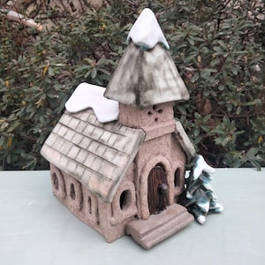 Plantilla de cerámica imprimible e instrucciones para construir una iglesia para un pueblo navideño.