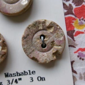 6 Vintage La Petite Hellbraune Kunststoffknöpfe, 3/4 "(19 mm) Zweiloch