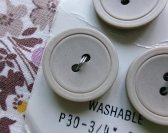 ヴィンテージのLa Petite製ダークベージュのプラスチックボタン3個、直径3/4インチ（19mm）