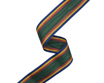 Puede incluir: Cinta decorativa con un color base verde oscuro, acentuada por rayas paralelas rojas, amarillas y azules. La cinta está rizada, mostrando su diseño sobre un fondo blanco. Ideal para manualidades y adornos.
