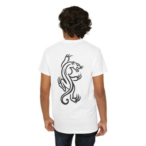 トライバルパンサーバックプリントTシャツ – 大胆。シャープ。力強い。| ユニセックス タトゥー風グラフィックTシャツ | ミニマリストな動物デザイン
