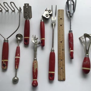 Vintage lot of 8 primitive/farmhouse kitchen serving utensils/tools/gadgets with red wooden handle. #2850