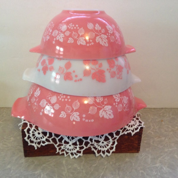 Conjunto vintage de 3 Pyrex Cenicienta rosa grosella anidados tazones de fuente de mezcla. #606